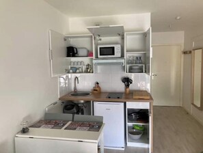 Fridge, microwave, stovetop, coffee/tea maker