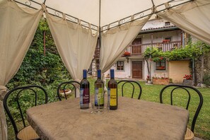 Outdoor dining - Rustic House Luin (Komen)