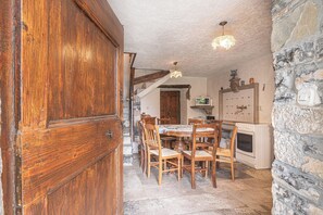 Familjehus - flera sovrum (Rustic House Luin) | Restauranger