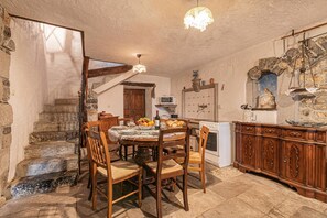 Family House, Multiple Bedrooms (Rustic House Luin) | Dining - Rustic House Luin (Komen)