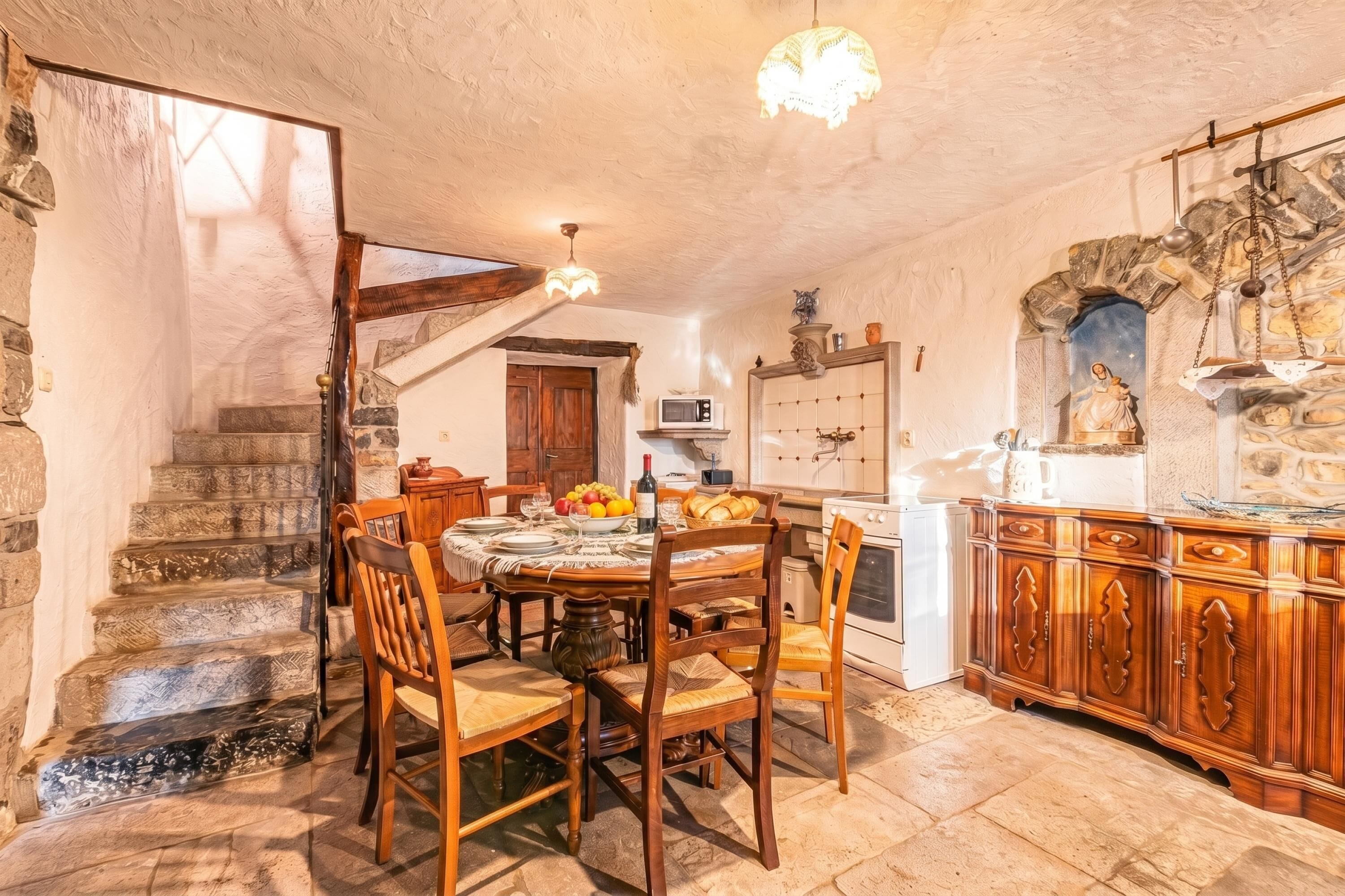 Family House, 4 Bedrooms, Balcony (Rustic House Luin) | Dining