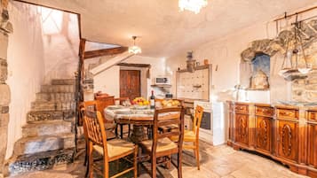 Family House, 4 Bedrooms, Balcony (Rustic House Luin) | Dining