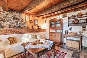 Familjehus - flera sovrum (Rustic House Luin) | Vardagsrum | 21-tums platt-tv med kabelkanaler, tv och eldstad
