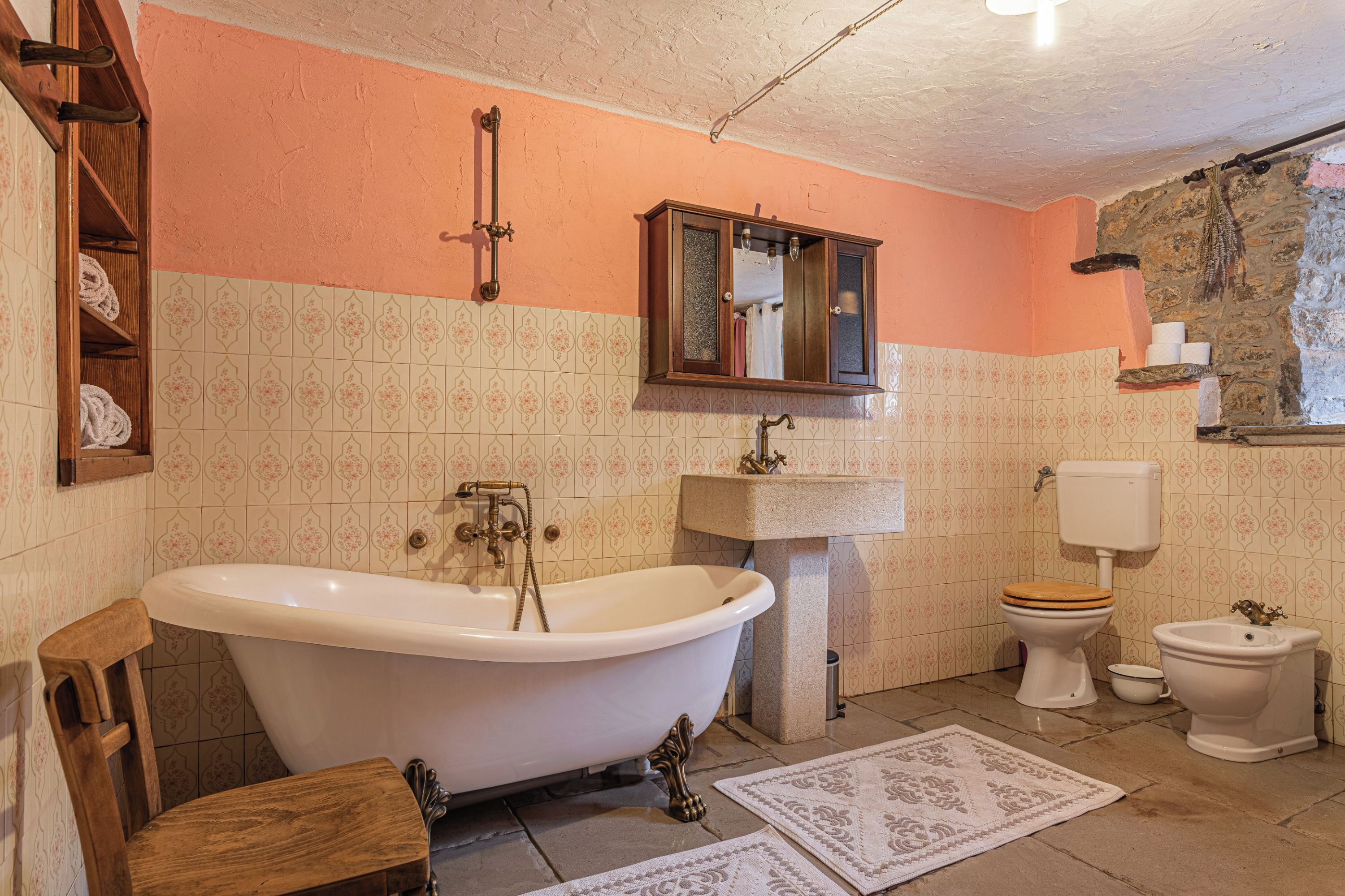 Familiehus, flere soverom (Rustic House Luin) | Bad | Badekar, hårføner, bidé og håndklær