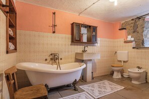 Familienhaus, Mehrere Schlafzimmer (Rustic House Luin) | Badezimmer | Badewanne, Haartrockner, Bidet, Handtücher