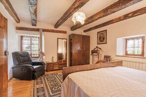 4 bedrooms, laptop workspace, iron/ironing board, free WiFi - Rustic House Luin (Komen)