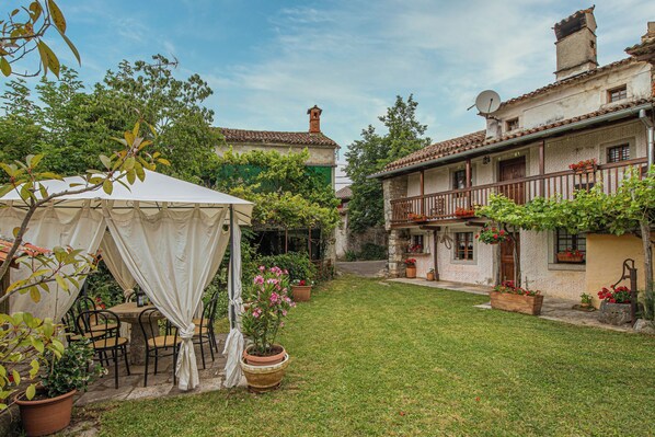 Outdoor dining - Rustic House Luin (Komen)