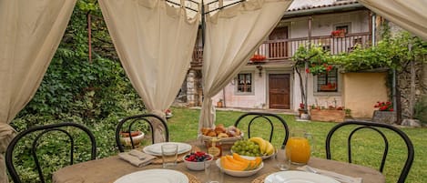 Family House, Multiple Bedrooms (Rustic House Luin) | Outdoor dining