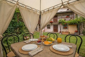 Familjehus - flera sovrum (Rustic House Luin) | Restaurang utomhus