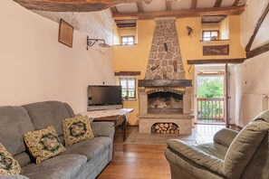 Familienhaus, Mehrere Schlafzimmer (Rustic House Luin) | Wohnbereich | 21-Zoll-Flachbildfernseher mit Kabelempfang, Fernseher, Kamin