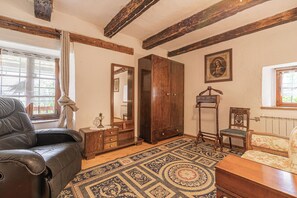 Een 21-inch flatscreentelevisie met kabelzenders en televisie