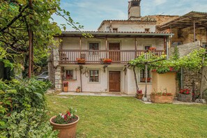 Exterior - Rustic House Luin (Komen)