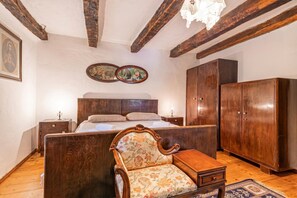 Familjehus - flera sovrum (Rustic House Luin) | 4 sovrum, arbetsyta för laptop, strykjärn/strykbräda och gratis wi-fi
