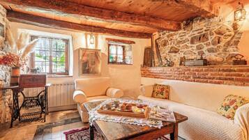Family House, 4 Bedrooms, Balcony (Rustic House Luin) | Living area | Flat-screen TV