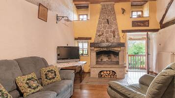 21-inch flat-screen TV with cable channels, TV, fireplace