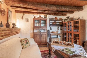 Familjehus - flera sovrum (Rustic House Luin) | Vardagsrum | 21-tums platt-tv med kabelkanaler, tv och eldstad