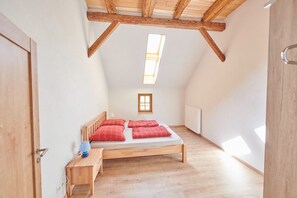 2 Schlafzimmer, Reisekinderbett, kostenloses WLAN, Bettwäsche