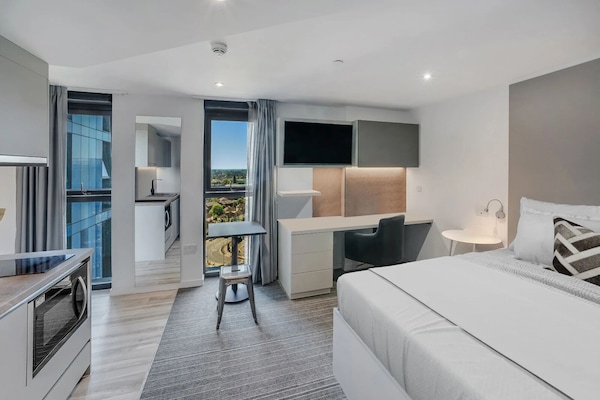 Deluxe Studio | Blackout curtains, iron/ironing board, free WiFi