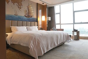 デラックス ダブルルーム (River View) | 遮光カーテン、アイロン / アイロン台、WiFi (無料)、車椅子でアクセスできる設備