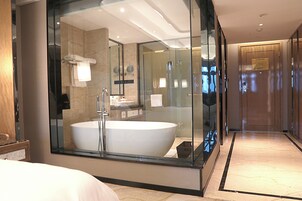 Cortinas blackout, tabla de planchar con plancha y wifi gratis