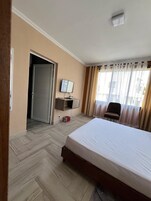 Ropa de cama de alta calidad y espacio para trabajar con laptop 