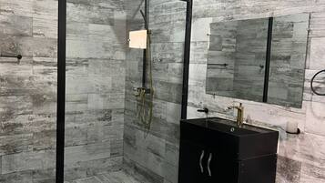 Soffione a pioggia, set di cortesia firmato, accappatoio, asciugamani