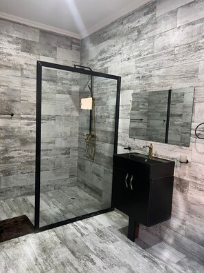 Cabezal de ducha tipo lluvia, artículos de tocador de diseñador, batas