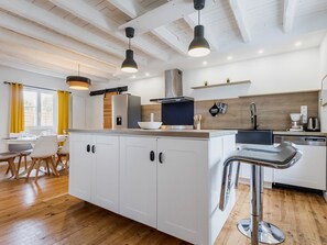 Fridge, microwave, oven, dishwasher - Charming Cottage with Terrace, Near Beaches, Parking, Wi-Fi, Baby Equipment, and Ping-Pong (Saint-Lyphard)