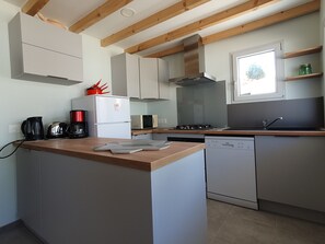 Kjøleskap, mikrobølgeovn, ovn og kokeplater