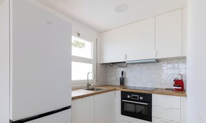 Microwave, oven, dishwasher, coffee/tea maker