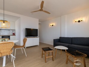 Living area - Ático con vistas al mar, dos dormitorios con acceso directo al camino de ronda (Roses)