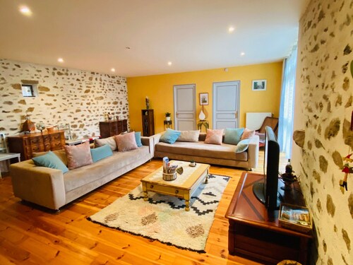 Gîte 4 étoiles au cœur de l’Auvergne avec terrasse, jardin clos et équipements pour enfants