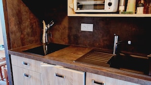 A kitchen with a double sink, a built-in oven, and a stainless steel faucet. - Charming 2-room apartment at the foot of the slopes, south/west exposure, Plagne Montalbert (La Plagne Montalbert)