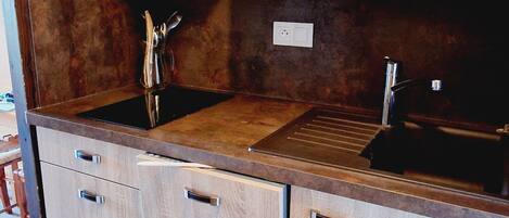 Jääkaappi, mikroaaltouuni, uuni, astianpesukone