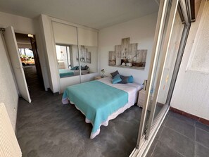 Room - 2-Room Apartment with Terrace and Private Parking (Le Grau-du-Roi)