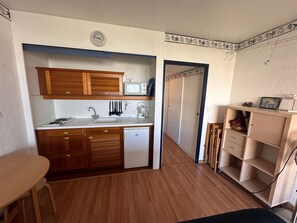 Kjøleskap, mikrobølgeovn, kokeplater og kaffetrakter/tekoker