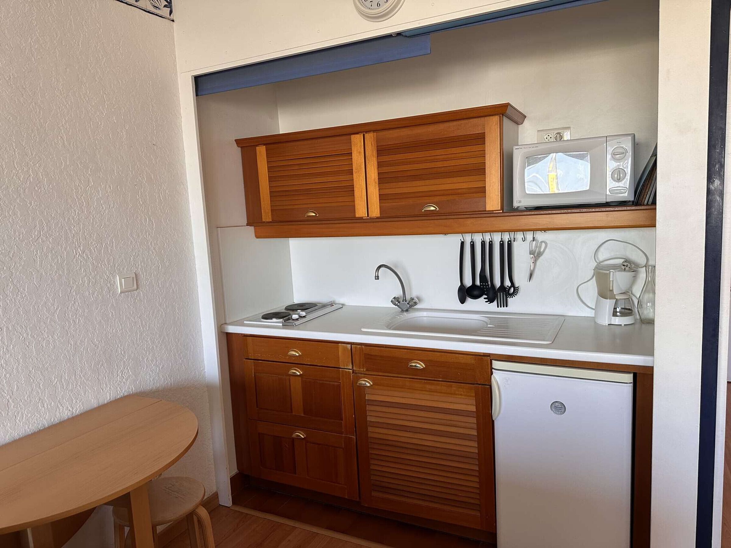 Fridge, microwave, stovetop, coffee/tea maker