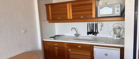 Kylskåp, mikrovågsugn, spishäll och kaffe- och tebryggare