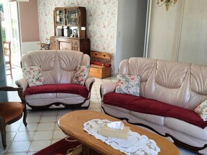 TV - Charming Family-Friendly Cottage, Pet Welcome, Garden, Near Blois & Loire Castles (Valencisse-Chambon-sur-Cisse)