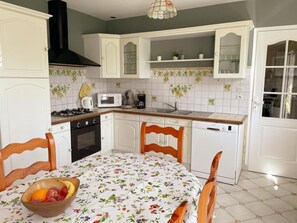 Refrigerador, microondas, horno y lavavajillas