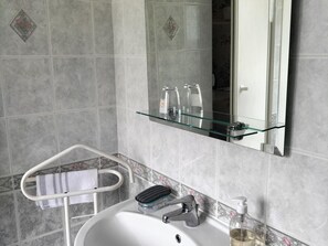 Hair dryer, towels - Charming Family-Friendly Cottage, Pet Welcome, Garden, Near Blois & Loire Castles (Valencisse-Chambon-sur-Cisse)