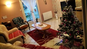 A cozy living room with a Christmas tree, a fireplace, and a dining area. - Charming Family-Friendly Cottage, Pet Welcome, Garden, Near Blois & Loire Castles (Valencisse-Chambon-sur-Cisse)