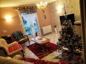 A cozy living room with a Christmas tree, a fireplace, and a dining area. - Charming Family-Friendly Cottage, Pet Welcome, Garden, Near Blois & Loire Castles (Valencisse-Chambon-sur-Cisse)