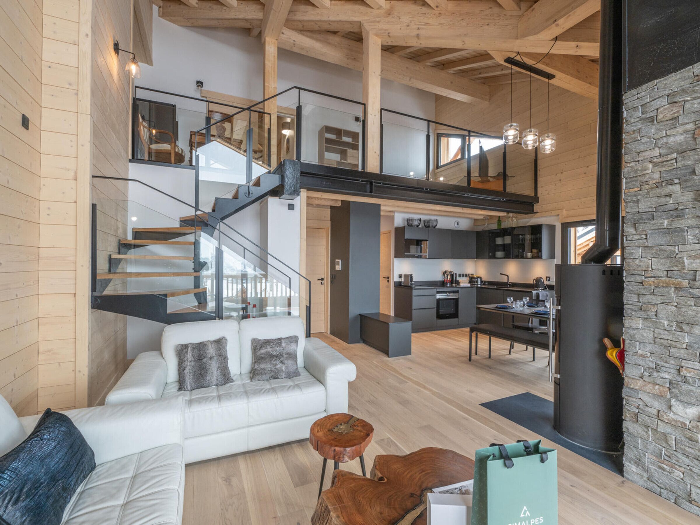 Televisión y chimenea 