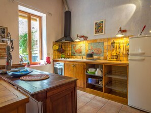 Fridge, dishwasher