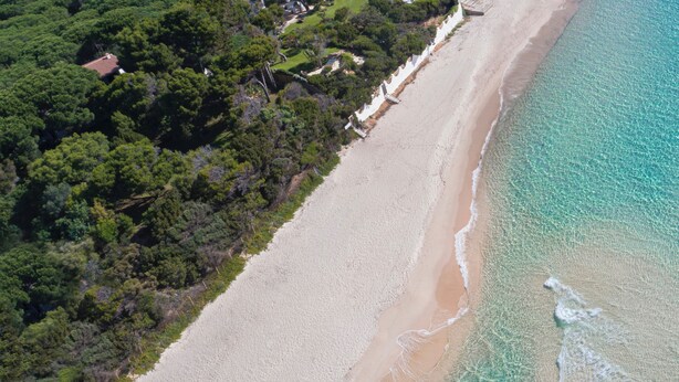 An aerial view of a beach with clear turquoise waters and a sandy shore. - Villa Beachfront Marina (Santa Margherita di Pula)