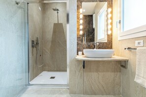 Shower, hair dryer, bidet, towels - Villa Beachfront Marina (Santa Margherita di Pula)