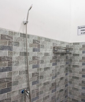 Shower, towels, soap - Hotel O Homestay Jaya Putri 1 Syariah (Bandar Lampung)