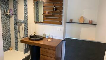 Een douche, een haardroger, handdoeken, toiletpapier