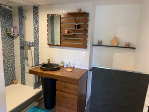 Dusche, Haartrockner, Handtücher, Toilettenpapier
